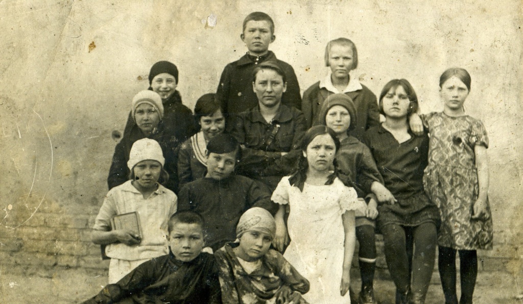 Качалов Александр, брат Качалова И.П. (в нижнем ряду слева) 1933 г. МКУК МТК ЗСМД.jpg